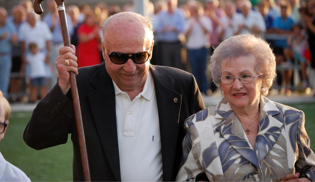 Juan Ureña, con su mujer, Tere Campos,  en el año 2013, cuando recibió un homenaje por su apoyo al fútbol local.