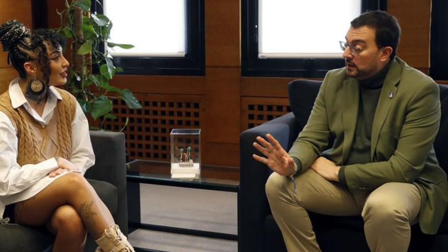 Minerva Gutiérrez, ayer, con Barbón en la sede de Presidencia. | PRINCIPADO DE ASTURIAS