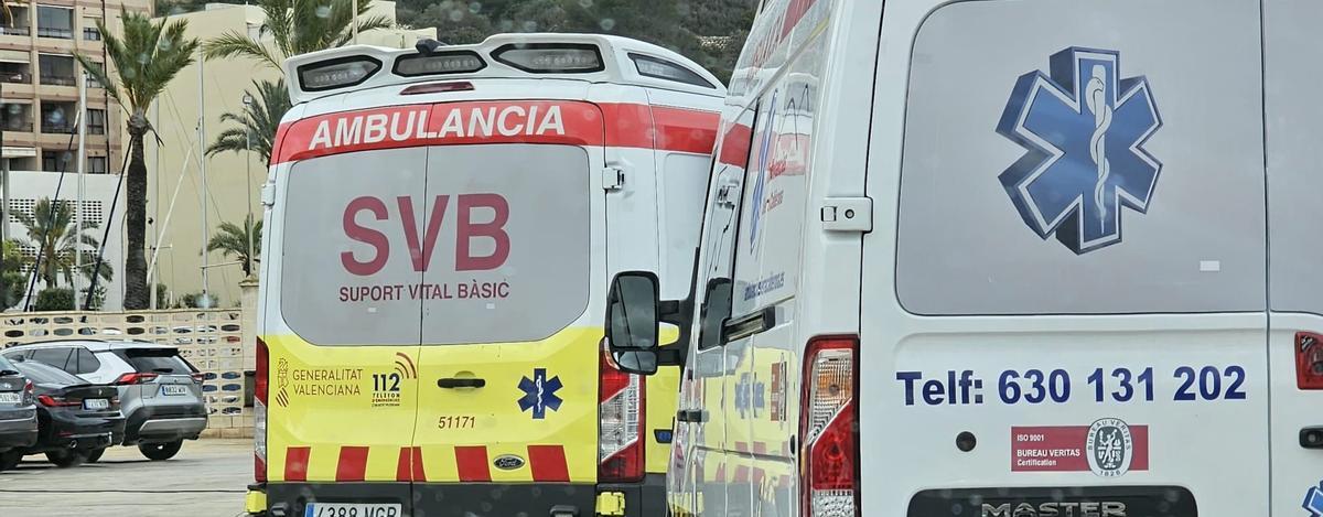 Los sanitarios de una ambulancia de SVB y de otra del servicio de playas de Calp han atendido, ya en el puerto, a los dos rescatados