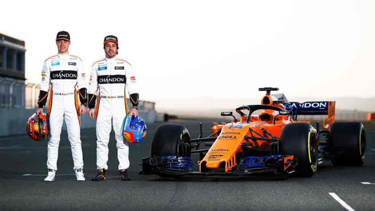 Fernando Alonso y Stoffel Vandoorne, junto al nuevo McLaren MCL33