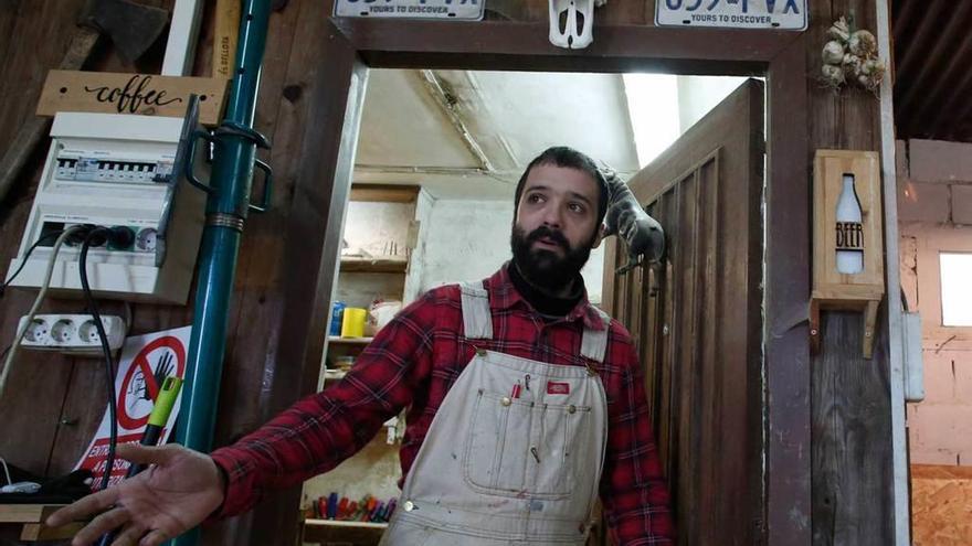 Julián Mora Campa, en su taller, justo a la puerta de donde su tío abuelo tenía la mesa de trabajo.