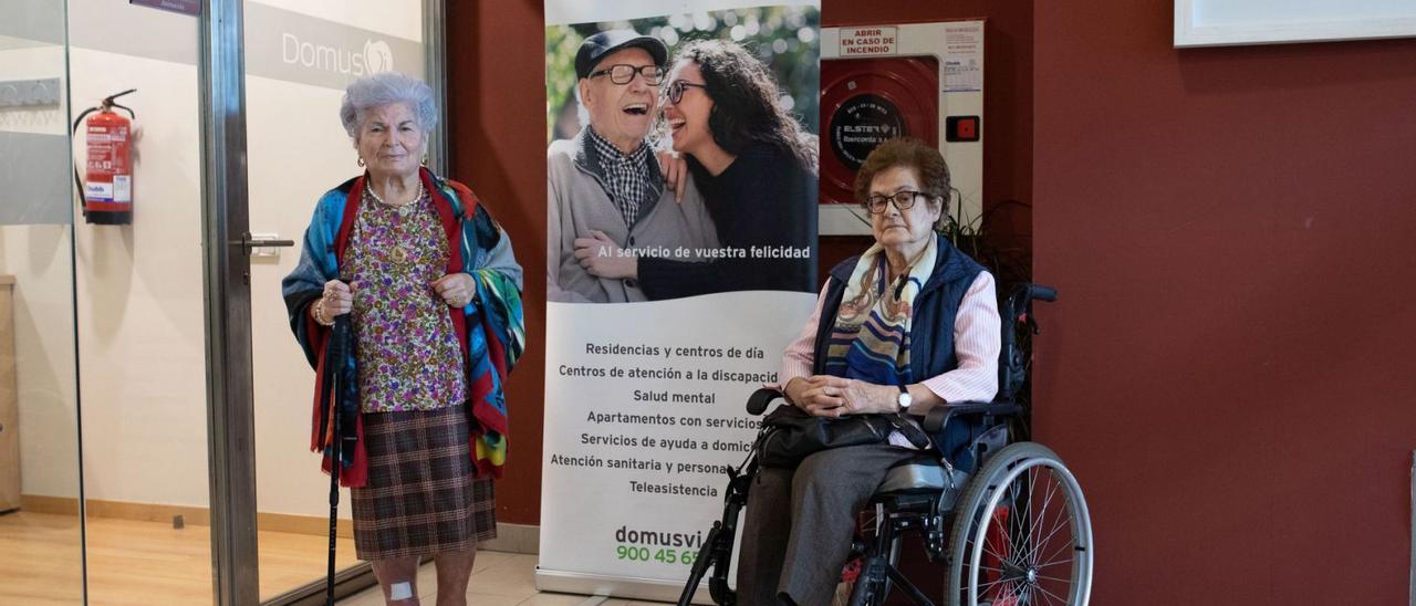 María Soledad Rodríguez Hernández (de pie) y Manuela Ramos Guarido, en las instalaciones de la residencia DomusVi de Zamora. | Ana Burrieza