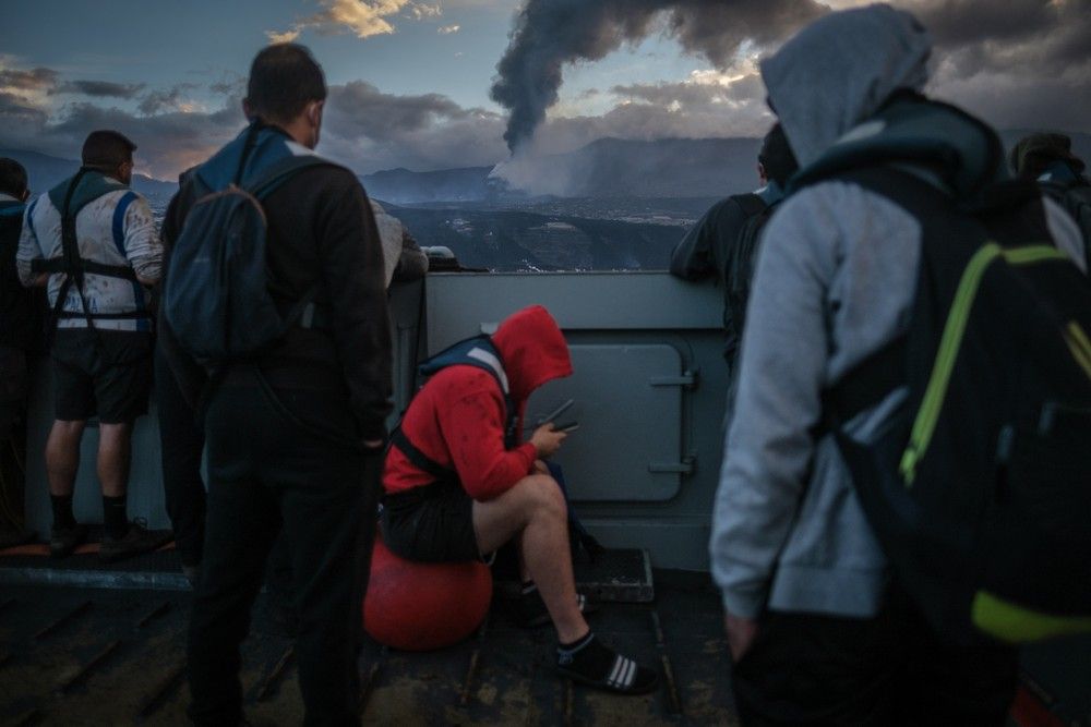 Traslado de agricultores de La Palma en una embarcación de la Armada Española durante la erupción del volcán