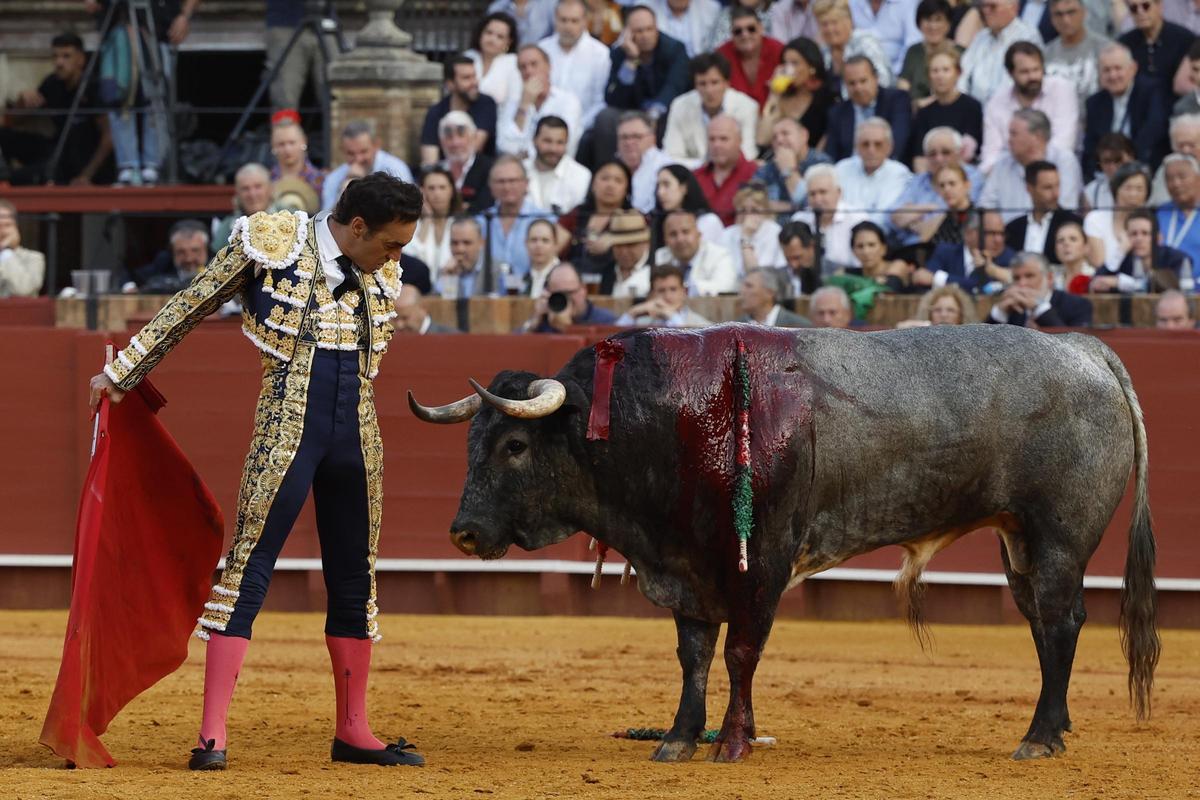 El diestro Manuel Jesús 'El Cid' se planta ante el segundo de los de su lote, durante el festejo de la Feria de Abril en 2024.