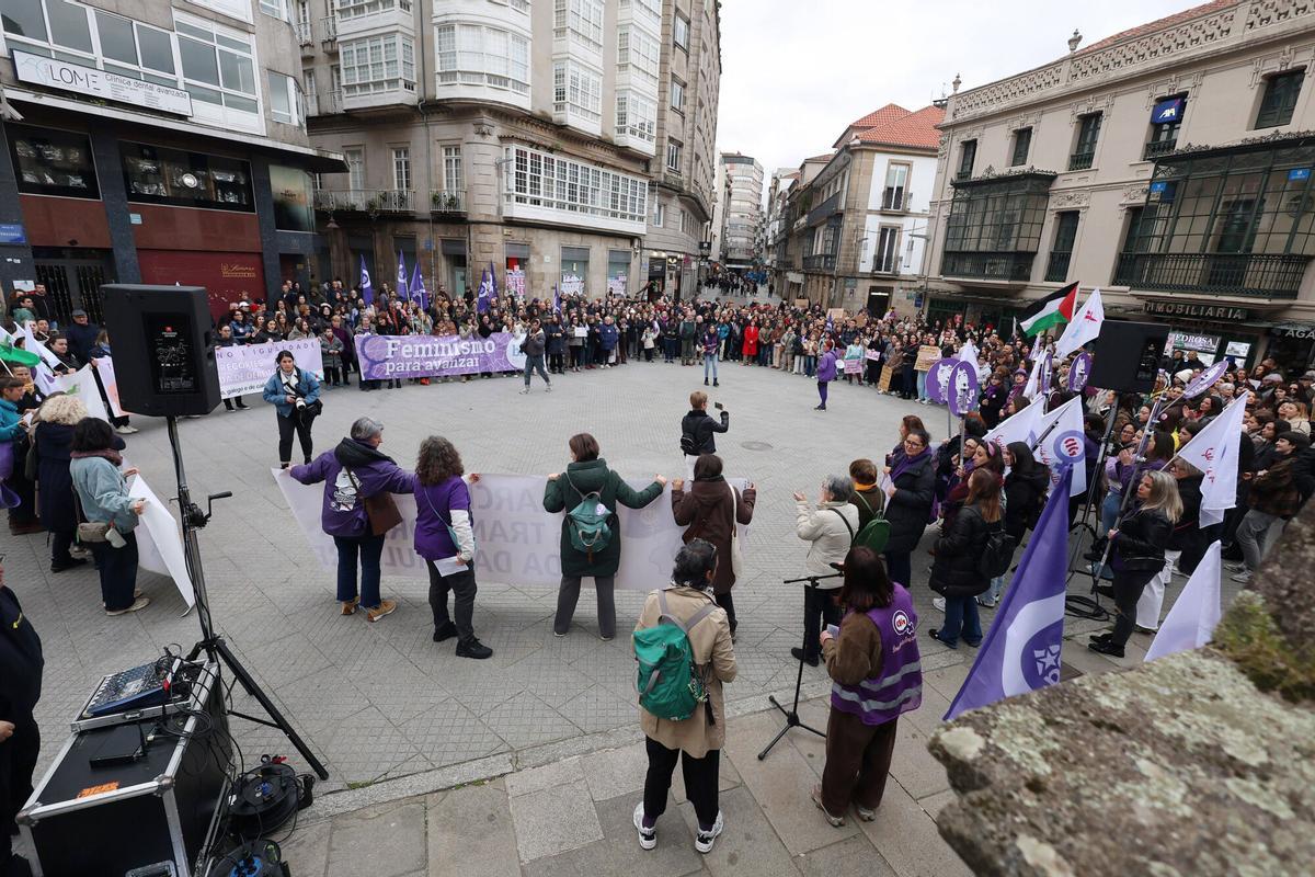 El 8 de marzo, Día Internacional de la Mujer, se celebró en Pontevedra con la participación de miles de personas y dos manifestaciones.