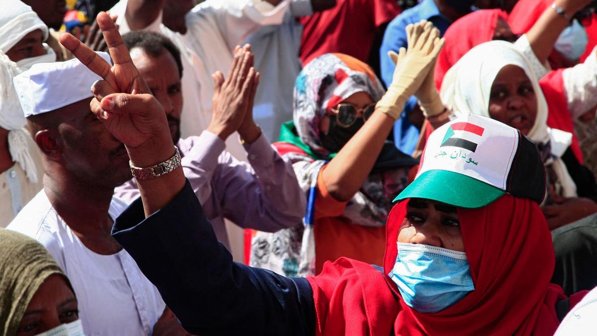 Manifestantes sudaneses en contra de la cúpula militar reunidos este domingo en Jartum.