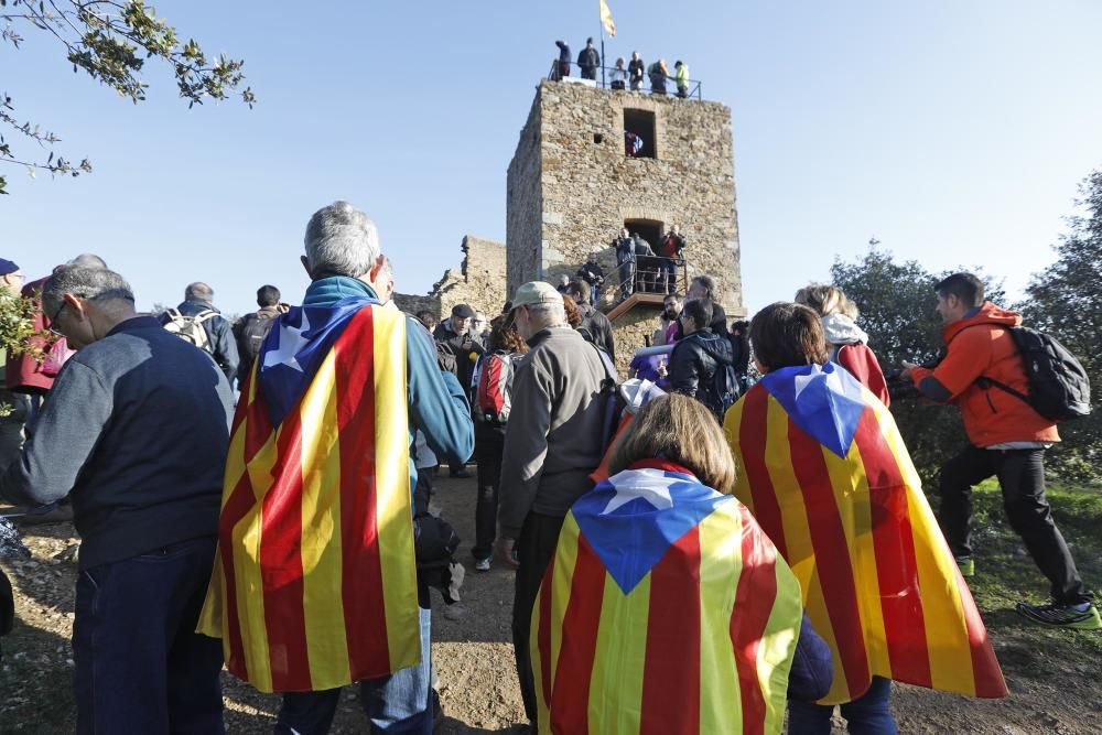 Pujada al castell de Sant Miquel per protestar contra les maniobres convocades per l exercit.