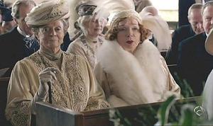 Maggie Smith i Shirley  MacLaine, a ’Downton Abbey¿ (A-3).