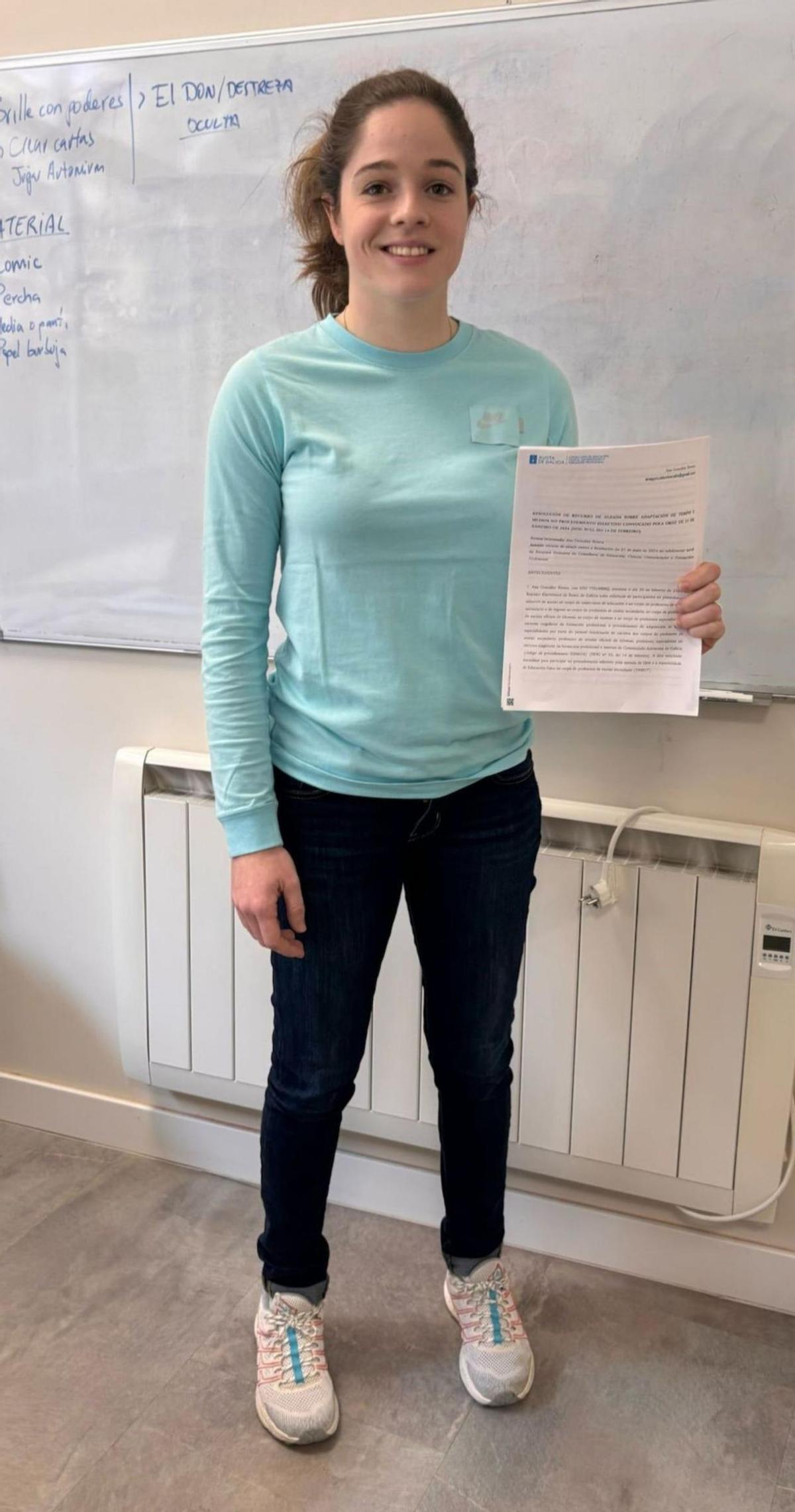 Ana González, con
la solicitud que
presentó para la 
adecuación de su 
examen.
