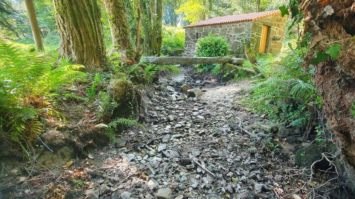 Uno de los tramos secos del río de Os Gafos