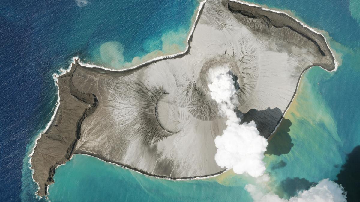 Una imagen de Planet SkySat muestra una columna de humo saliendo del volcán submarino Hunga Tonga-Hunga Ha'apai, antes de su erupción, el 7 de enero del 2022