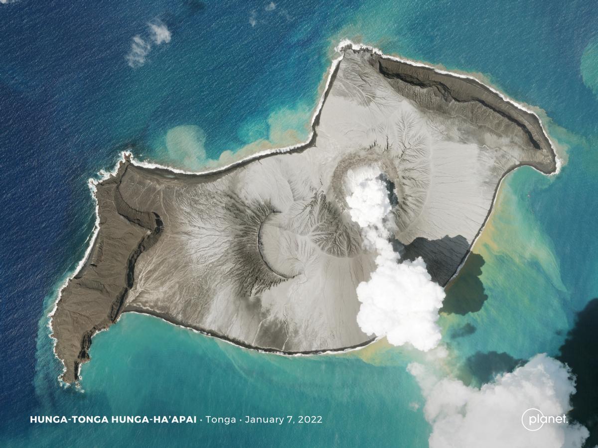 Una imagen de Planet SkySat muestra una columna de humo saliendo del volcán submarino Hunga Tonga-Hunga Ha’apai, antes de su erupción, el 7 de enero del 2022.