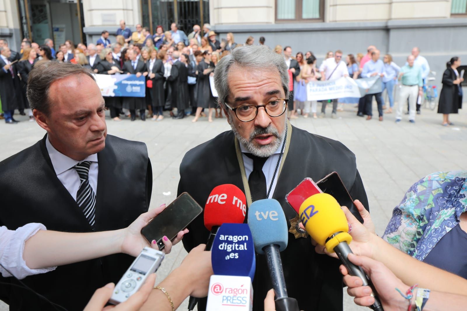 Concentración de abogados y procuradores en la plaza de España para mostrar su malestar por la paralización de la Justicia desde hace meses