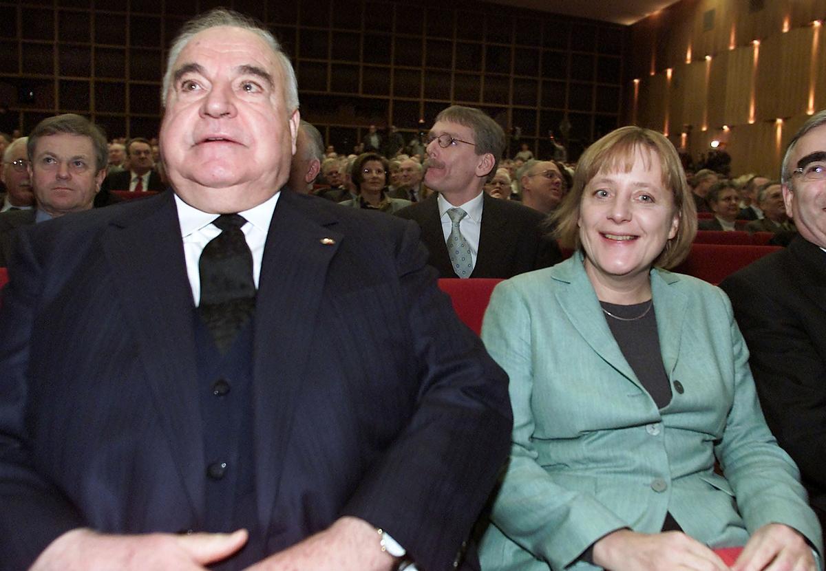 Helmut Kohl y Angela Merkel, en una foto de diciembre del 2001, durante un congreso en Berlín.