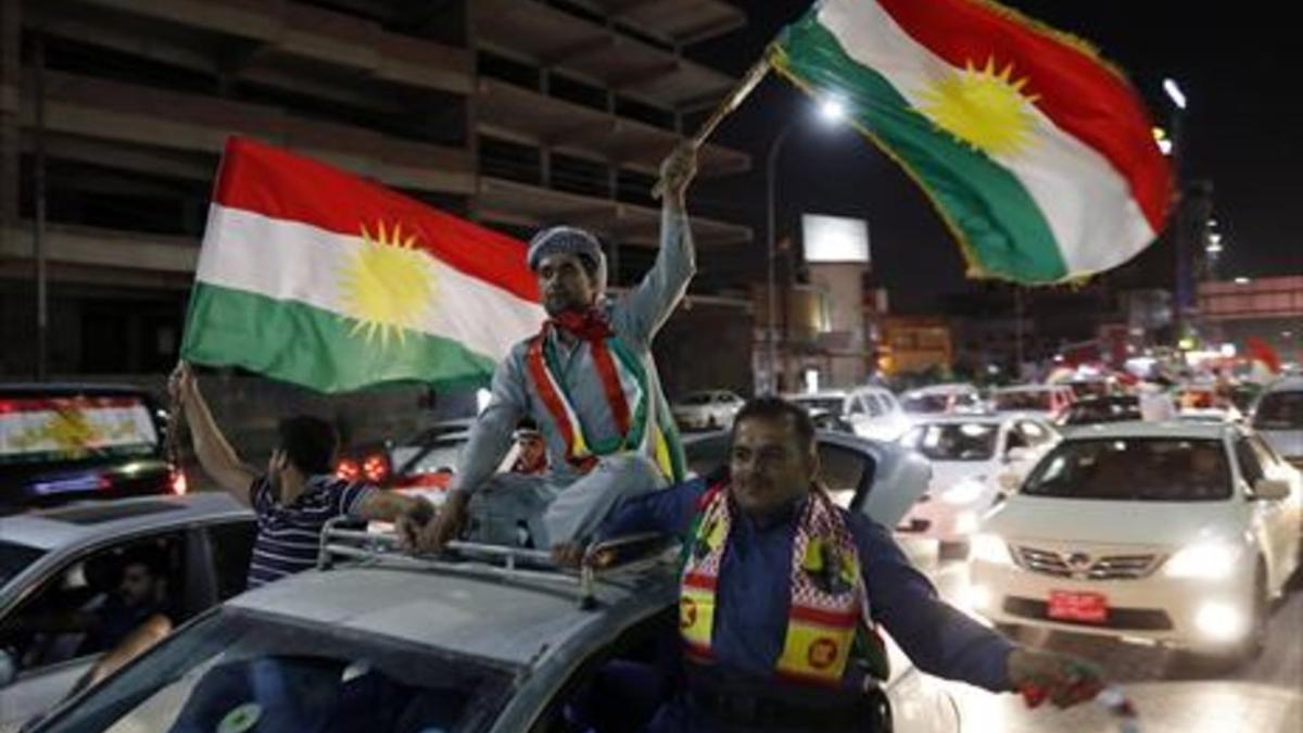 EN ERBIL Ciudadanos kurdos celebran la victoria del 'si' en el referéndum.