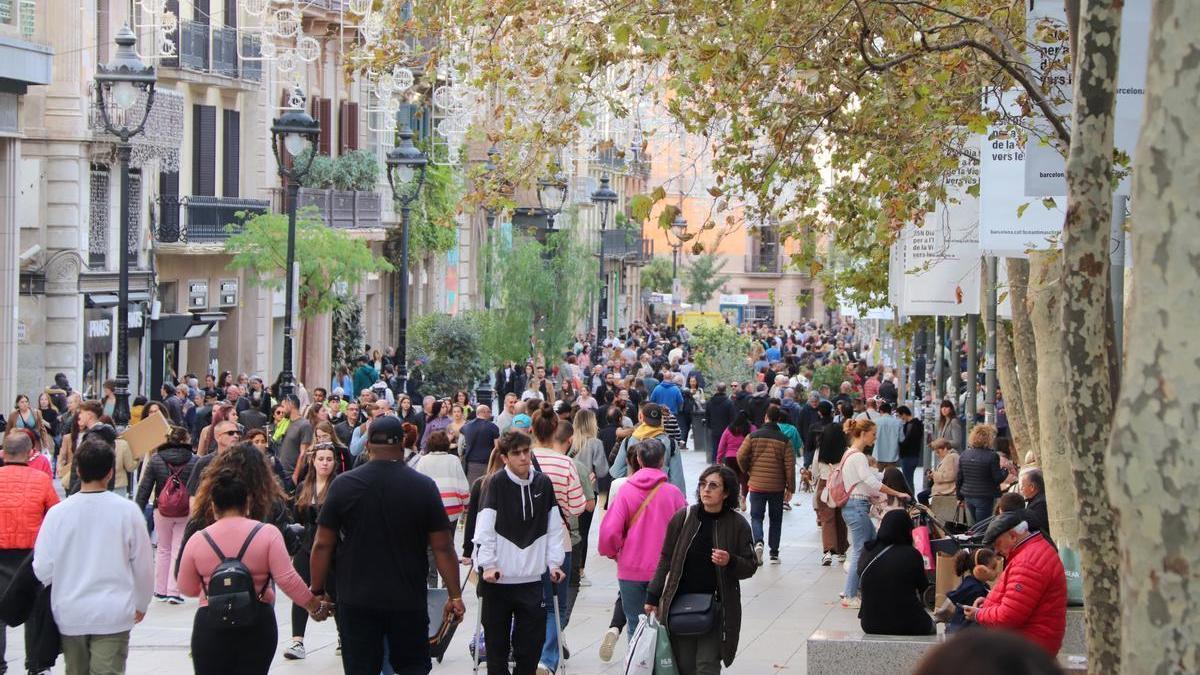 Gent pel Portal de l'Àngel de Barcelona durant el Black Friday