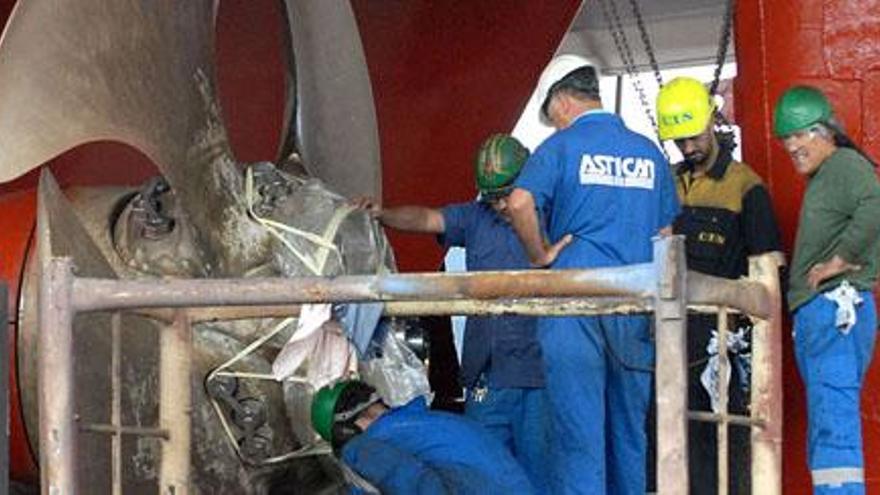 Tareas de reparación de una hélice en las instalaciones de Astican. | santi blanco