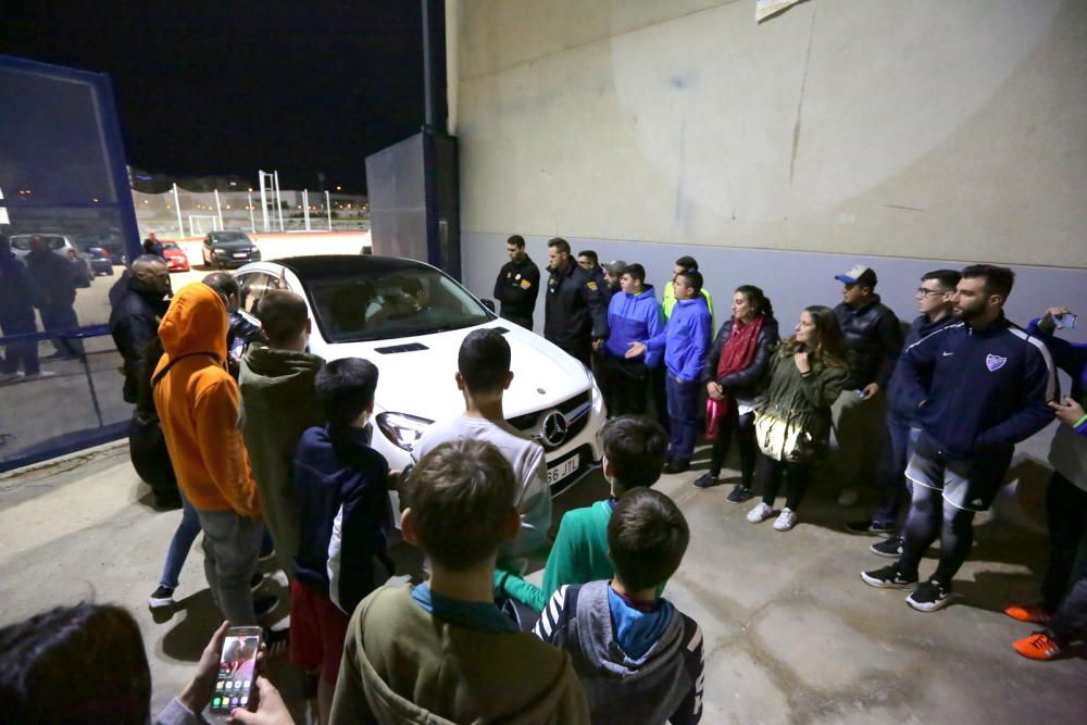 Los aficionados protestan por la mala situación del Málaga CF