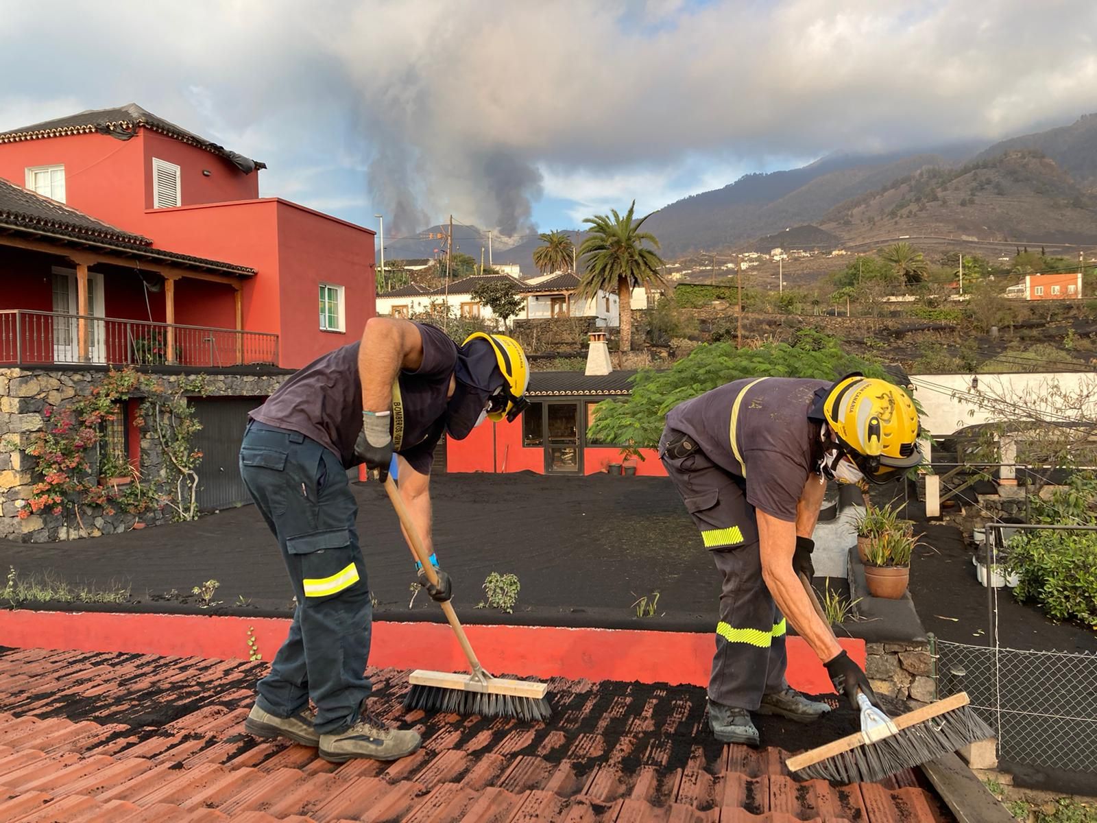 Archivo: Actuación de Bomberos de Gran Canaria en el volcán de La Palma