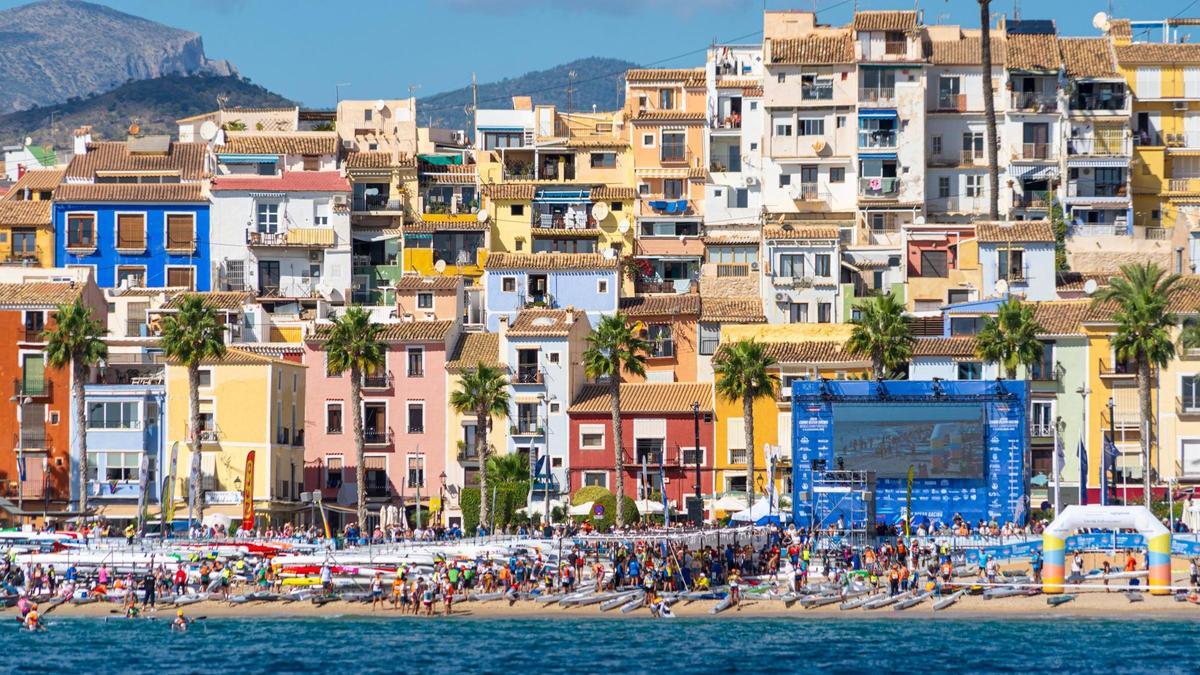 El numeroso público congregado en el paseo marítimo y en los espigones pudo disfrutar de las pruebas desde primera línea.