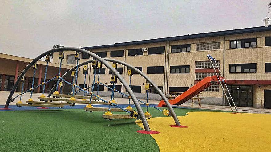Nueva zona de juegos en el patio del colegio de l’Olleria. | LEVANTE-EMV