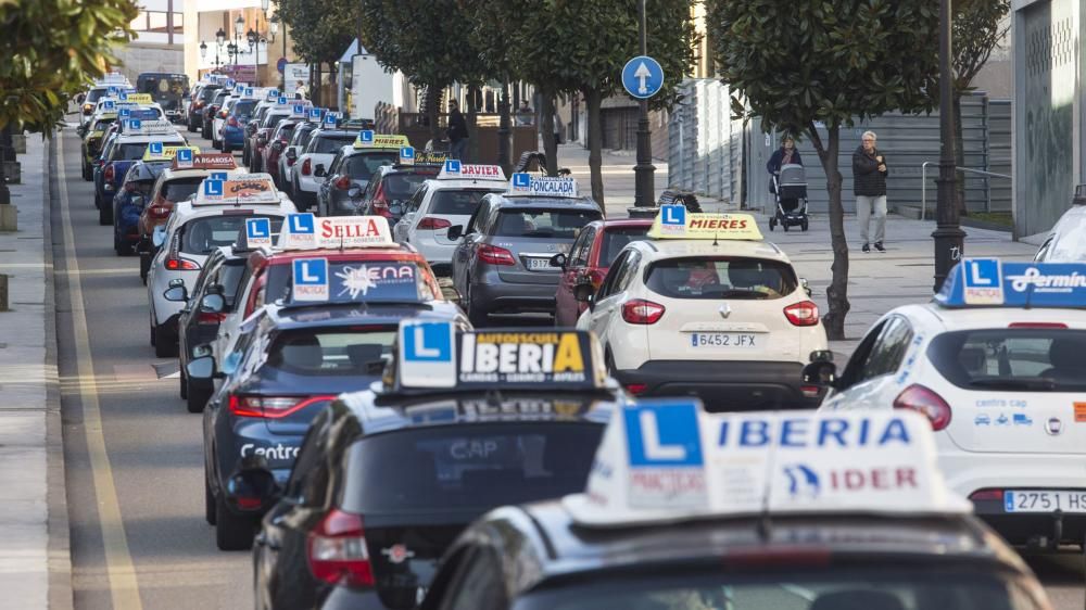 Manifestación de profesores de autoescuela en Oviedo.