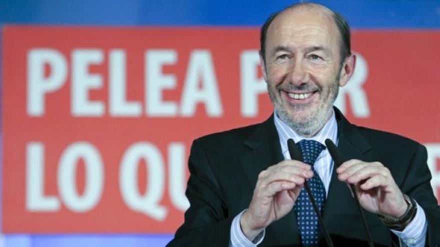 Rubalcaba acusa a Rajoy de aprovecharse de la crisis