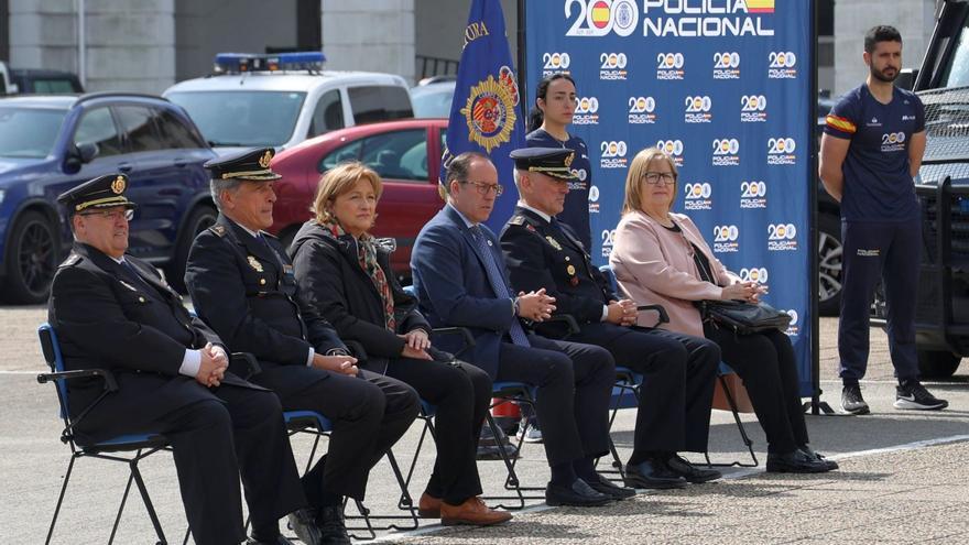 Por la izquierda, sentados, Sinesio Barrientos, Luis Carlos Espino, Delia Losa, Mario Arias, Miguel Ángel Ramos y Camino Álvarez, ayer, en Buenavista.