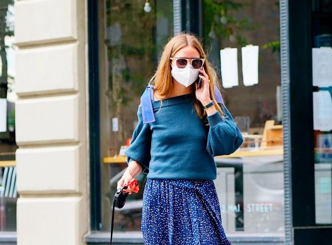 El look de Olivia Palermo con jersey y falda pantalón de lunares