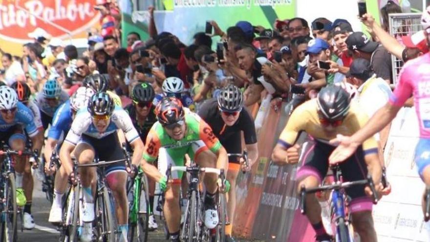 Manuel Peñalver en un esprint ganado por Gaviria