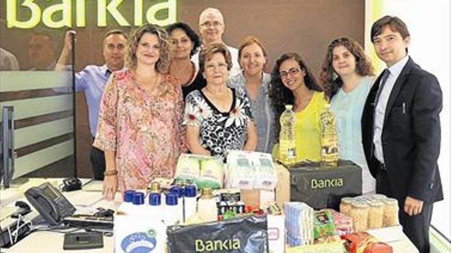 Peñíscola venderá alimentos donados por Bankia en favor de la asociación local contra el cáncer