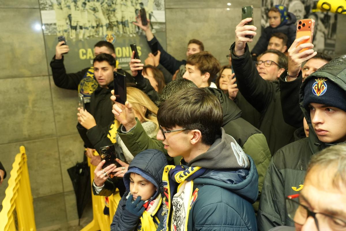 Galería: La lluvia no impide a la afición amarilla perderse el Villarreal-Ajax