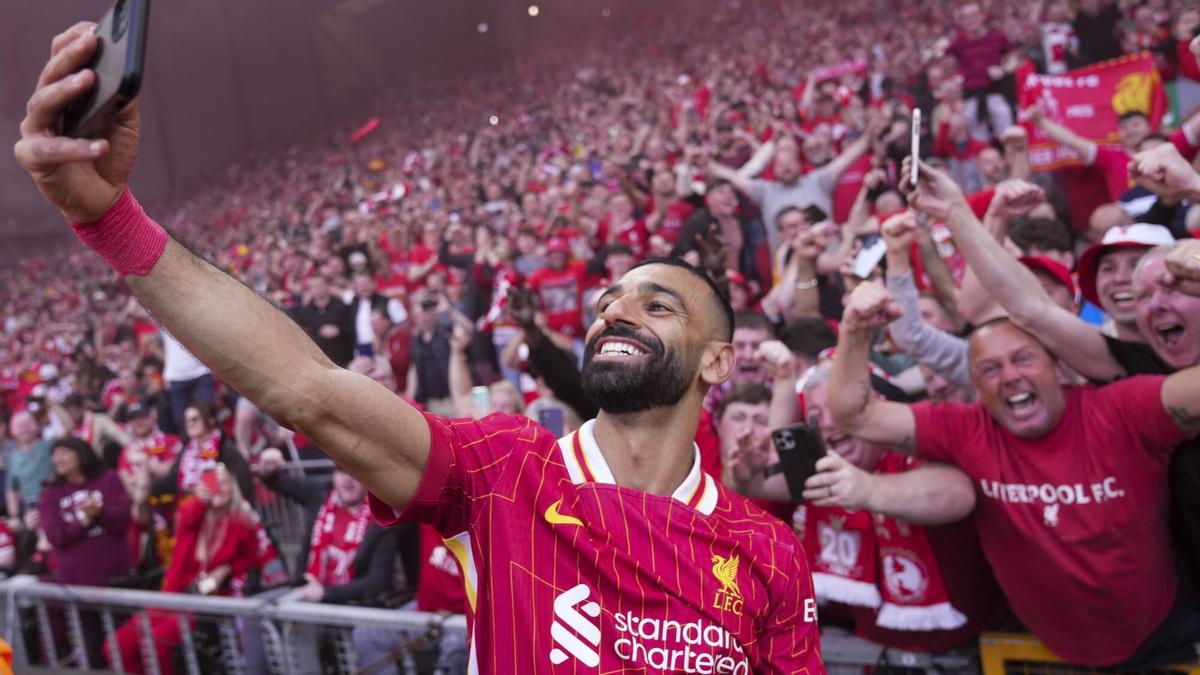 Salah se hace un selfie ante el público para celebrar su gol ante el tottenham.