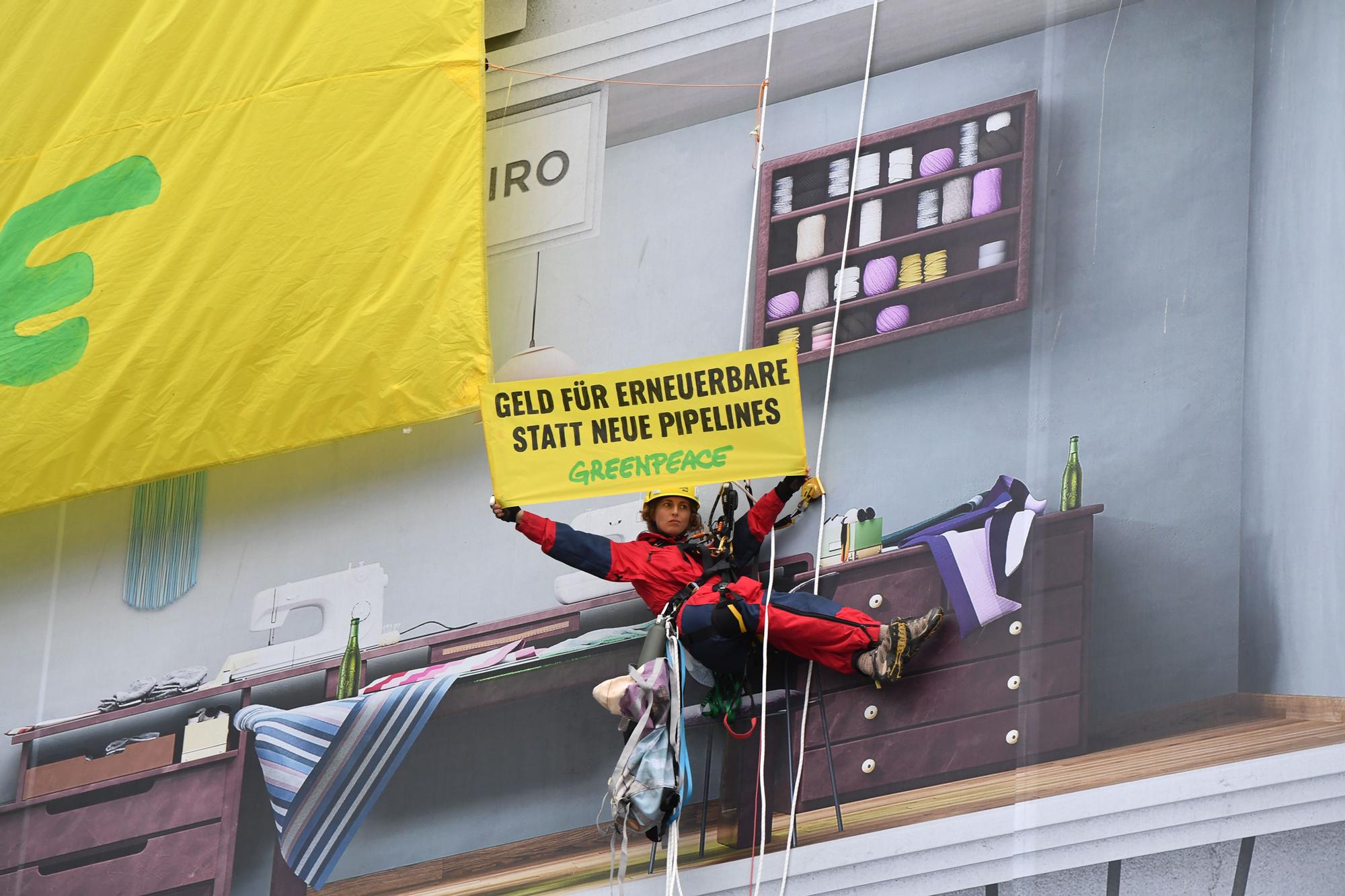 Mensaje de Greenpeace para Pedro Sánchez y Olaf Scholz desde la Casa Molina de A Coruña