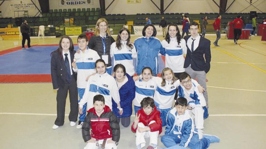 Equipo de la Escuela Dobok junto a sus entrenadoras Meri Suárez y Estefanía Hernández.