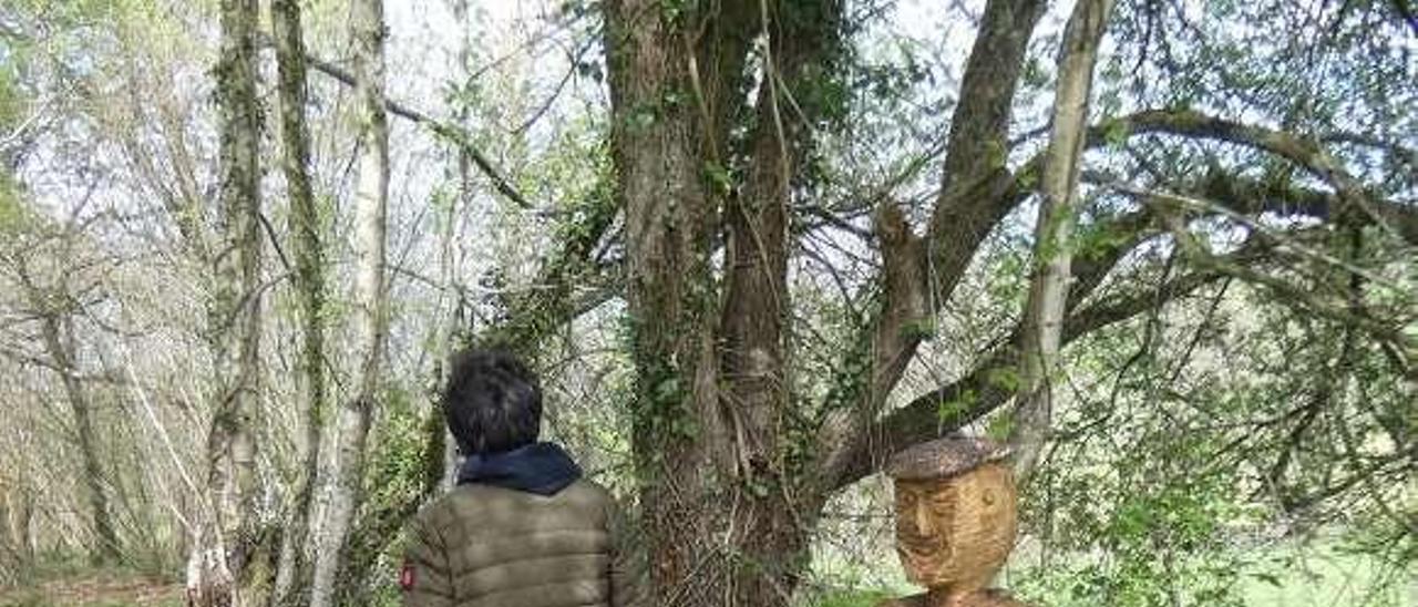 Un caminante, junto a la figura del concejero de Raos, ayer.