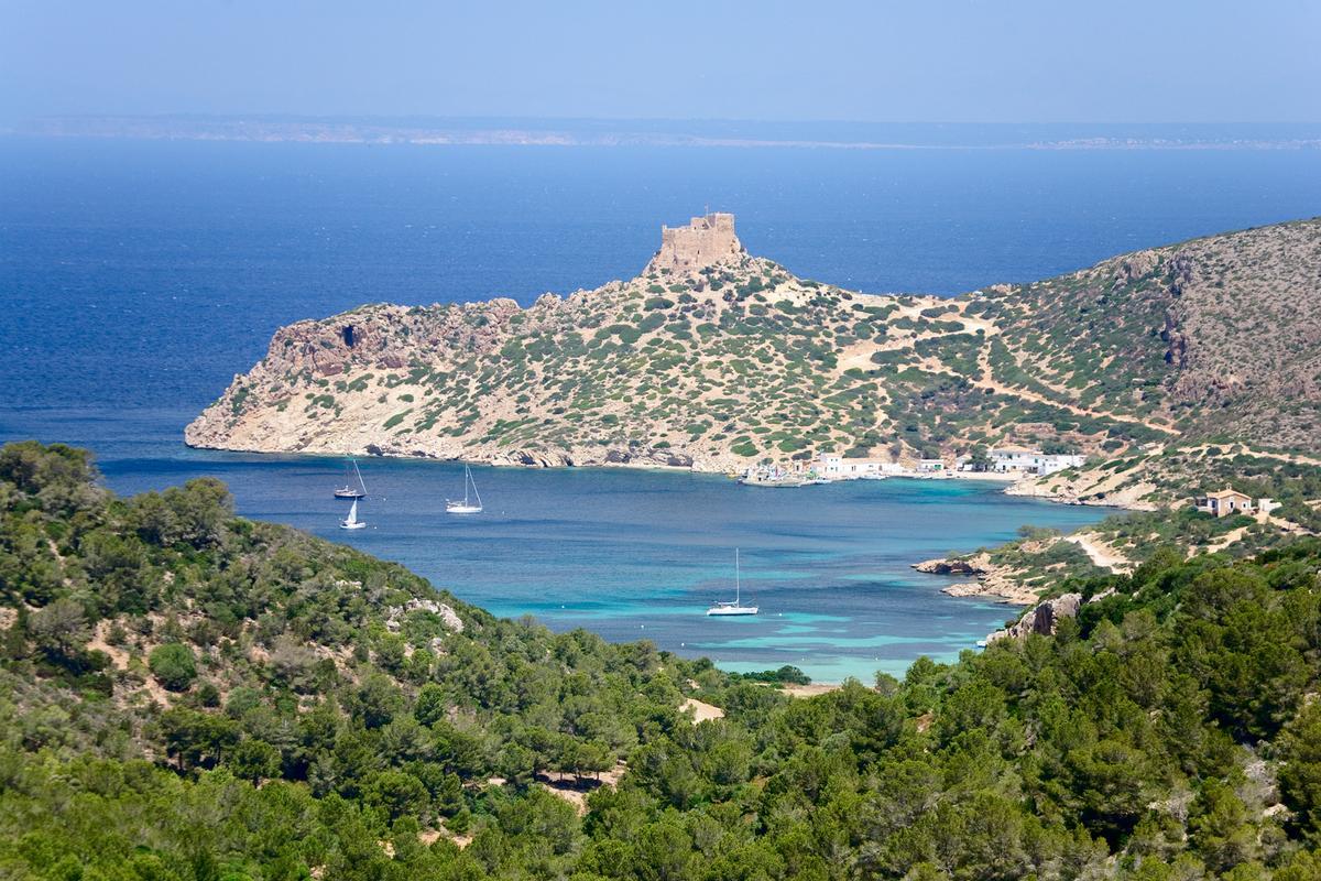 Imagen del Parque Nacional de Cabrera con el castillo al fondo