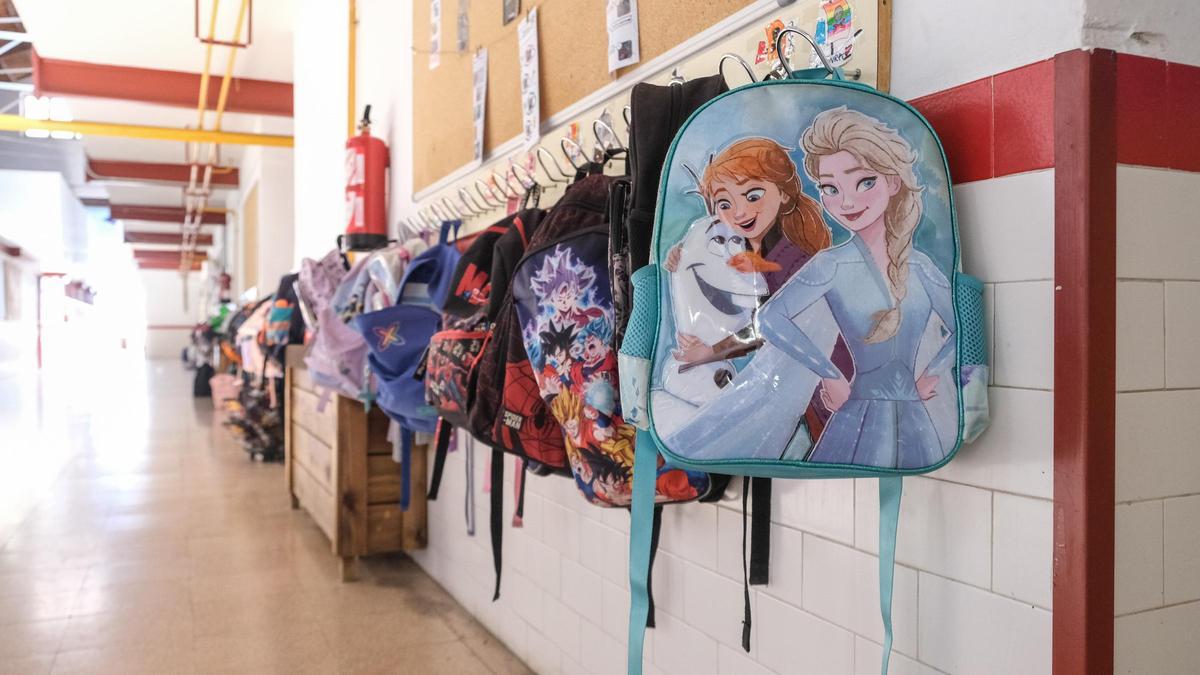 Mochilas en un colegio de la provincia.