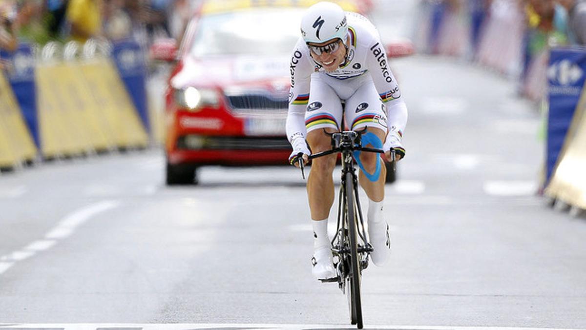 Tony Martin creua la línia d’arribada de la 20a etapa del Tour, la contrarellotge entre Bergerac i Périgueux.