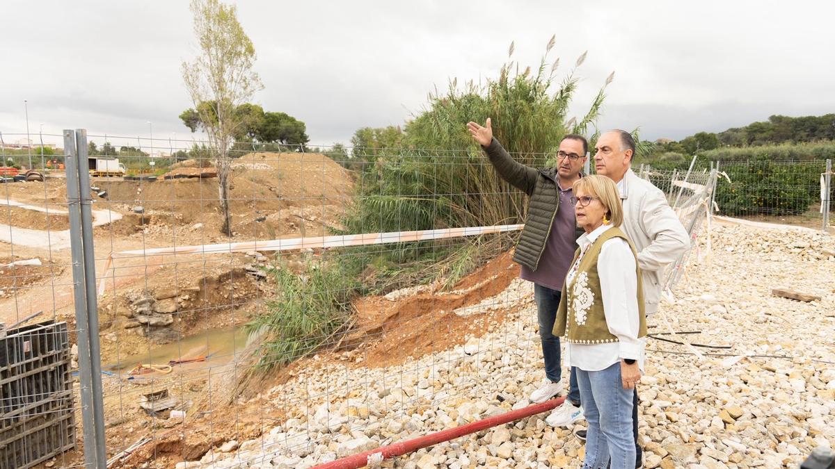 El conseller, con la alcaldesa en una zona de Picassent