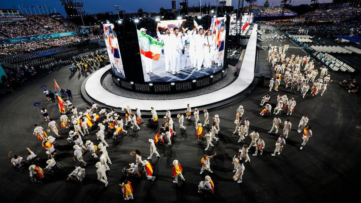 La delegación española desfila por la plaza de la Concordia