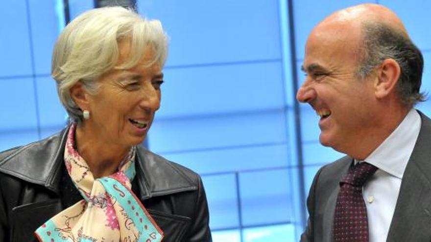 El ministro de Economía, Luis de Guindos,charla con la directora gerente del FMI, Christine Lagarde.