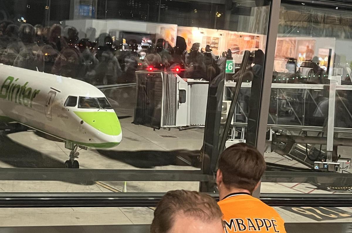 Un joven aficionado con la camiseta de Mbappé espera el vuelo para Varsovia.