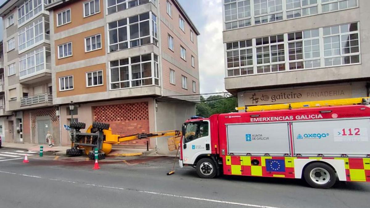 Herido un lalinense tras volcar con una grúa de obra | EMERXENCIAS