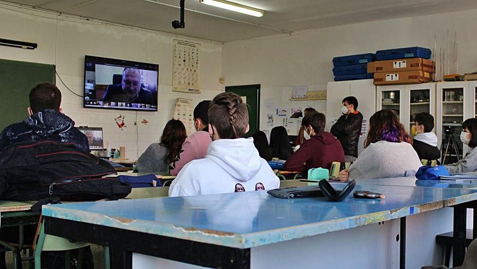 Los estudiantes siguiendo la presentación en directo.