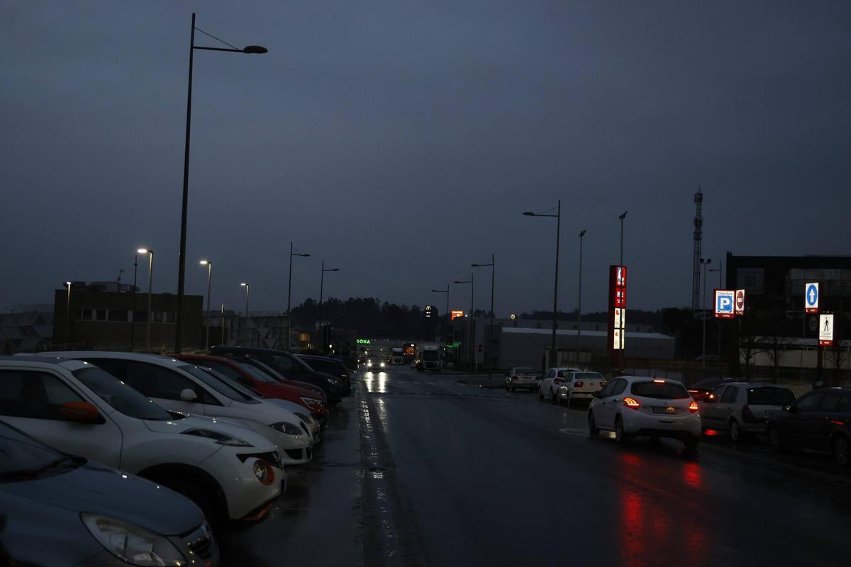 Escasa visibilidad por la falta de iluminación en los viales que integran el área empresarial de A Sionlla, en Santiago.