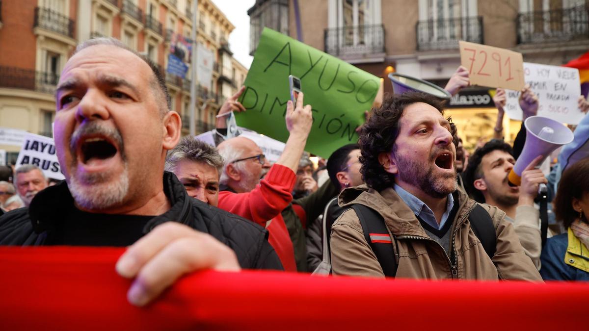 Decenas de personas piden la dimisión de Ayuso frente a Génova