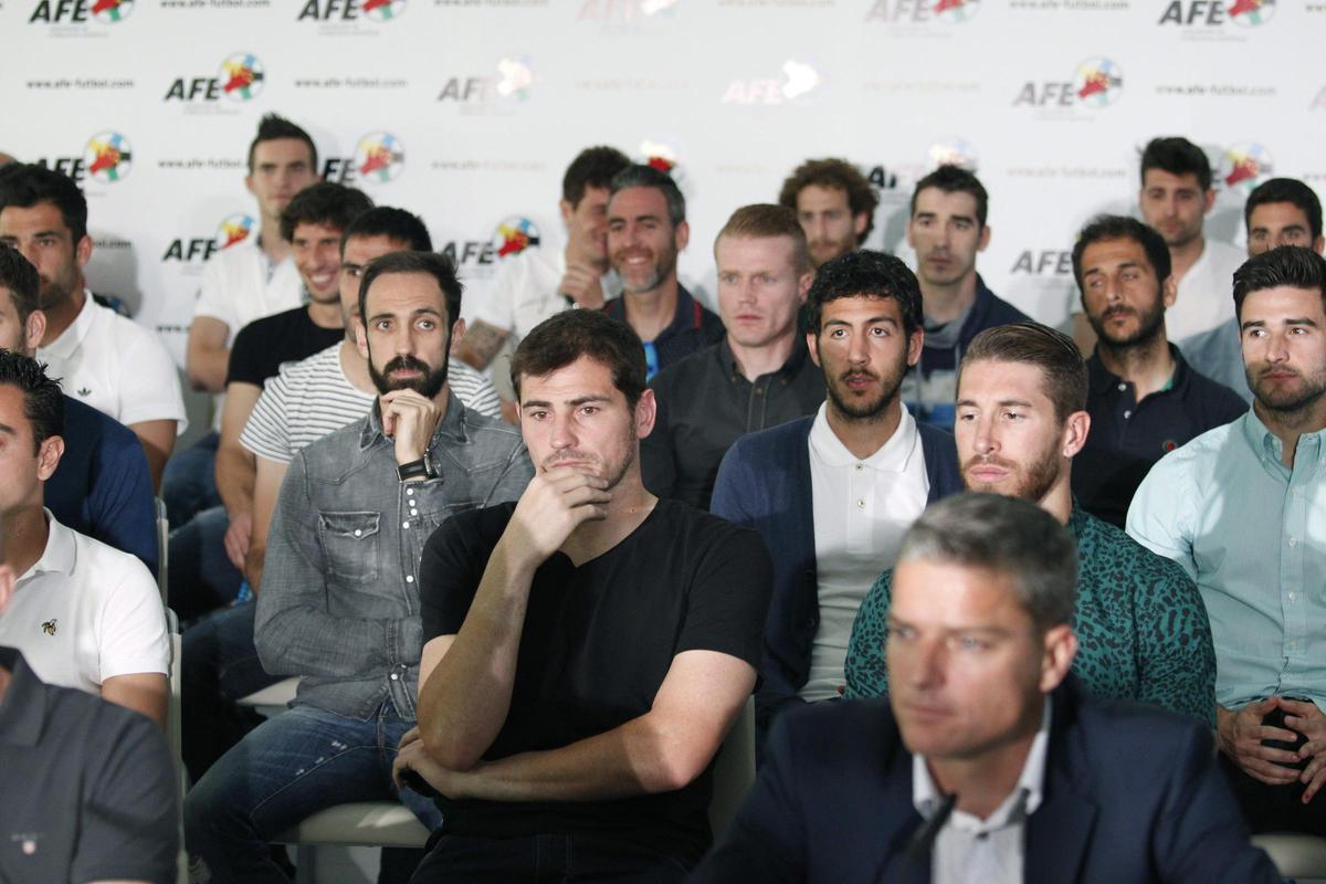 GRA463. MADRID, 07/05/2015.- Los capitanes del Real Madrid, Iker Casillas (c) y Sergio Ramos; del Atlético de Madrid, Juan Francisco Torres (i), entre otros, durante la rueda de prensa que la Asociación de Futbolistas Españoles (AFE) ha ofrecido esta tarde en Madrid, tras la convocatoria de huelga indefinida convocada por la Real Federación Española de Fútbol (RFEF). EFE/Victor Lerena. / HORIZONTAL