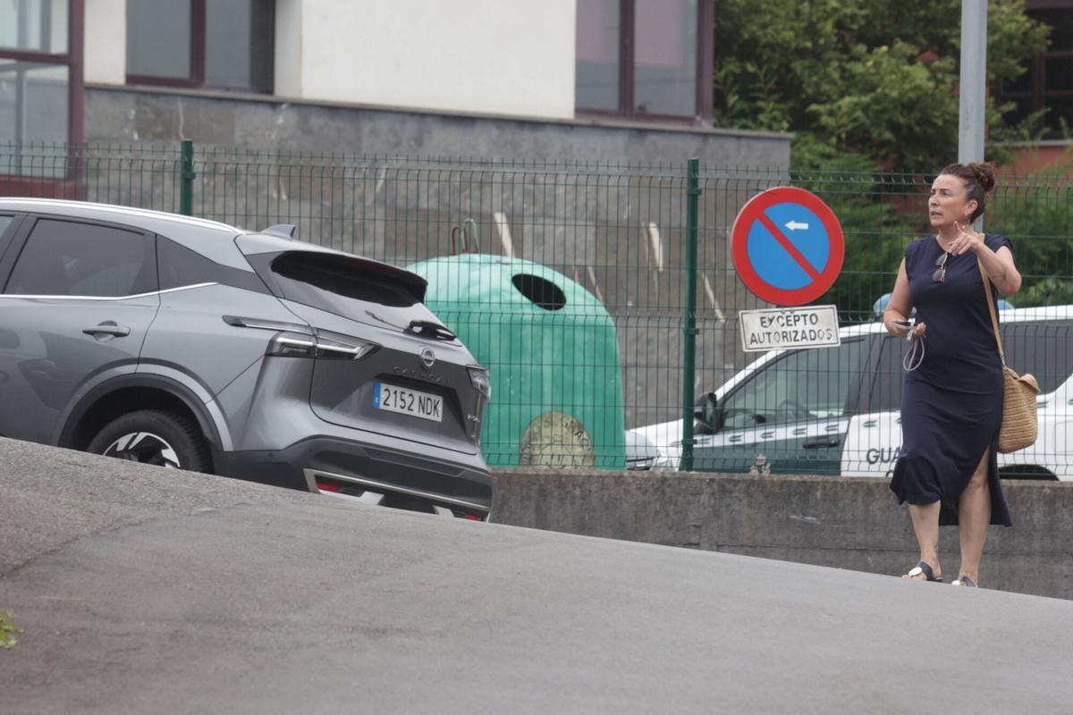 En imágenes: un guardia civil mata a su exmujer en el cuartel de Llanes y muere tras un tiroteo con compañeros en su huida En imágenes: un guardia civil mata a su exmujer en el cuartel de Llanes y muere tras un tiroteo con compañeros en su huida