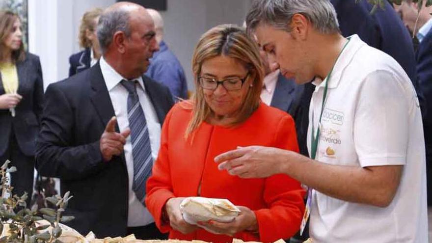 Martín Pozo, con un saco de garbanzos.